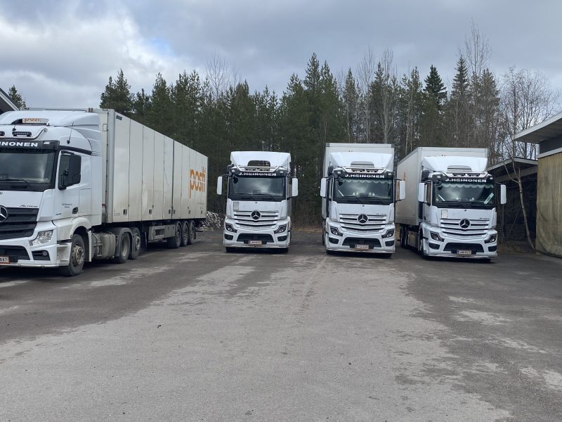 Jyrki Heinonen Oy – kuorma-autot rivissä